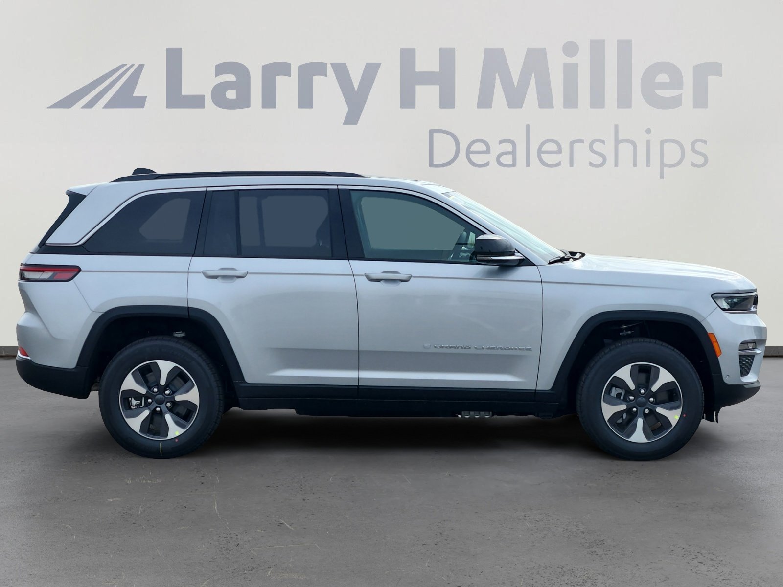 New 2025 Jeep Grand Cherokee Limited 4xe w/ Luxury Tech Group II image 7
