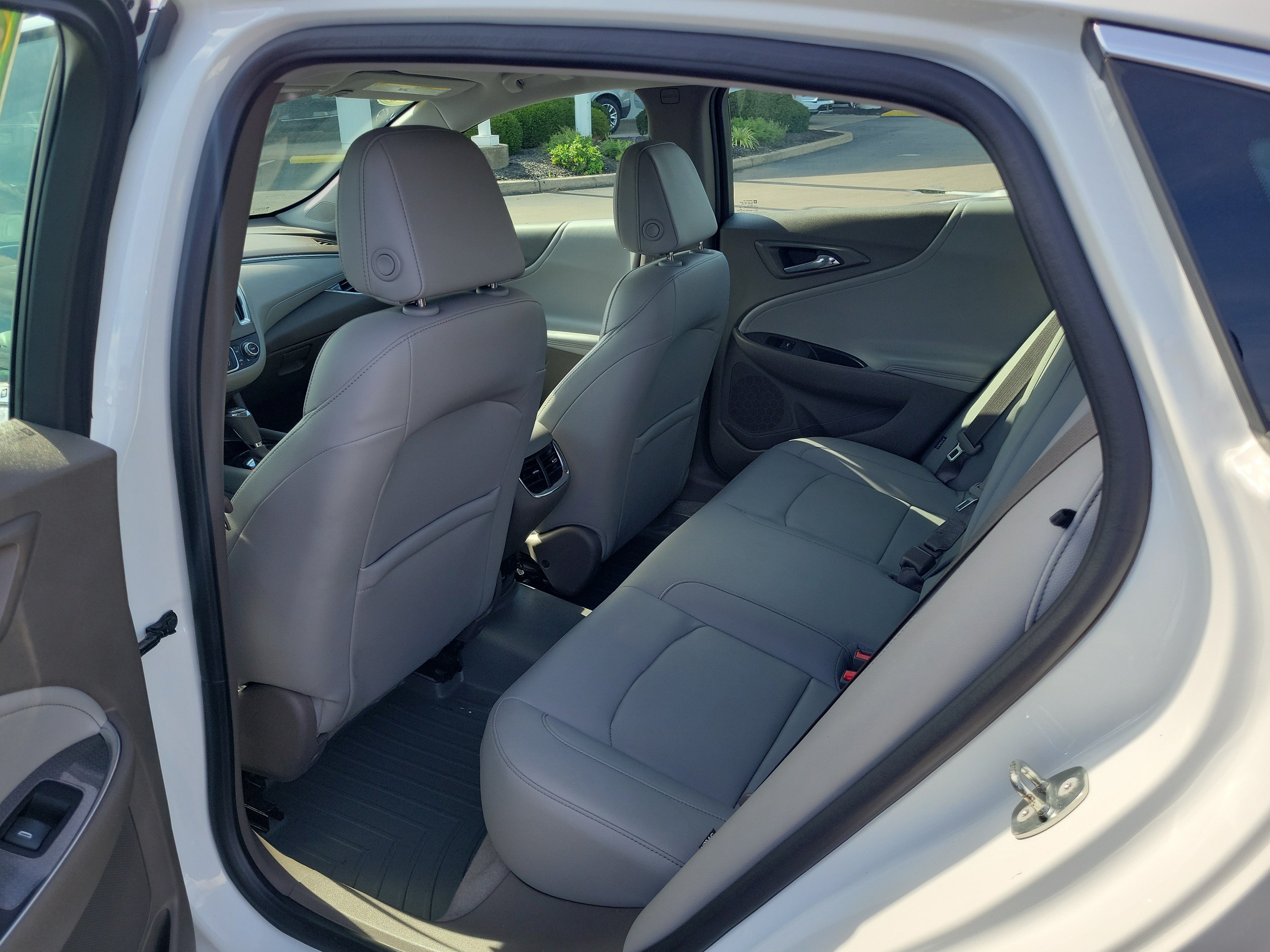 Used 2018 Chevrolet Malibu LT w/ Leather Package FWD image 12