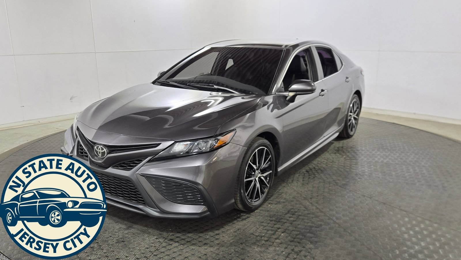 Used 2021 Toyota Camry SE FWD image 3