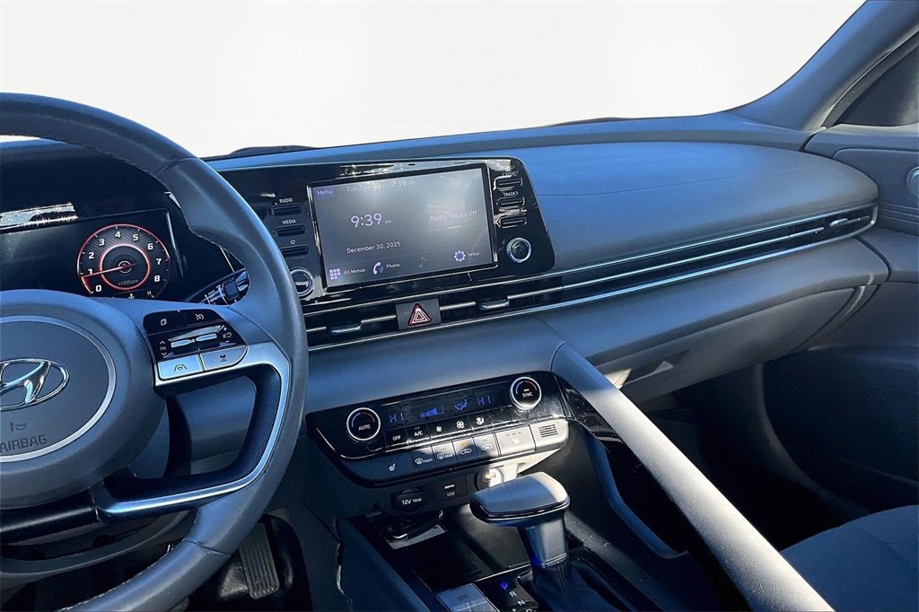 Used 2022 Hyundai Elantra SEL w/ Convenience + Premium Package image 6