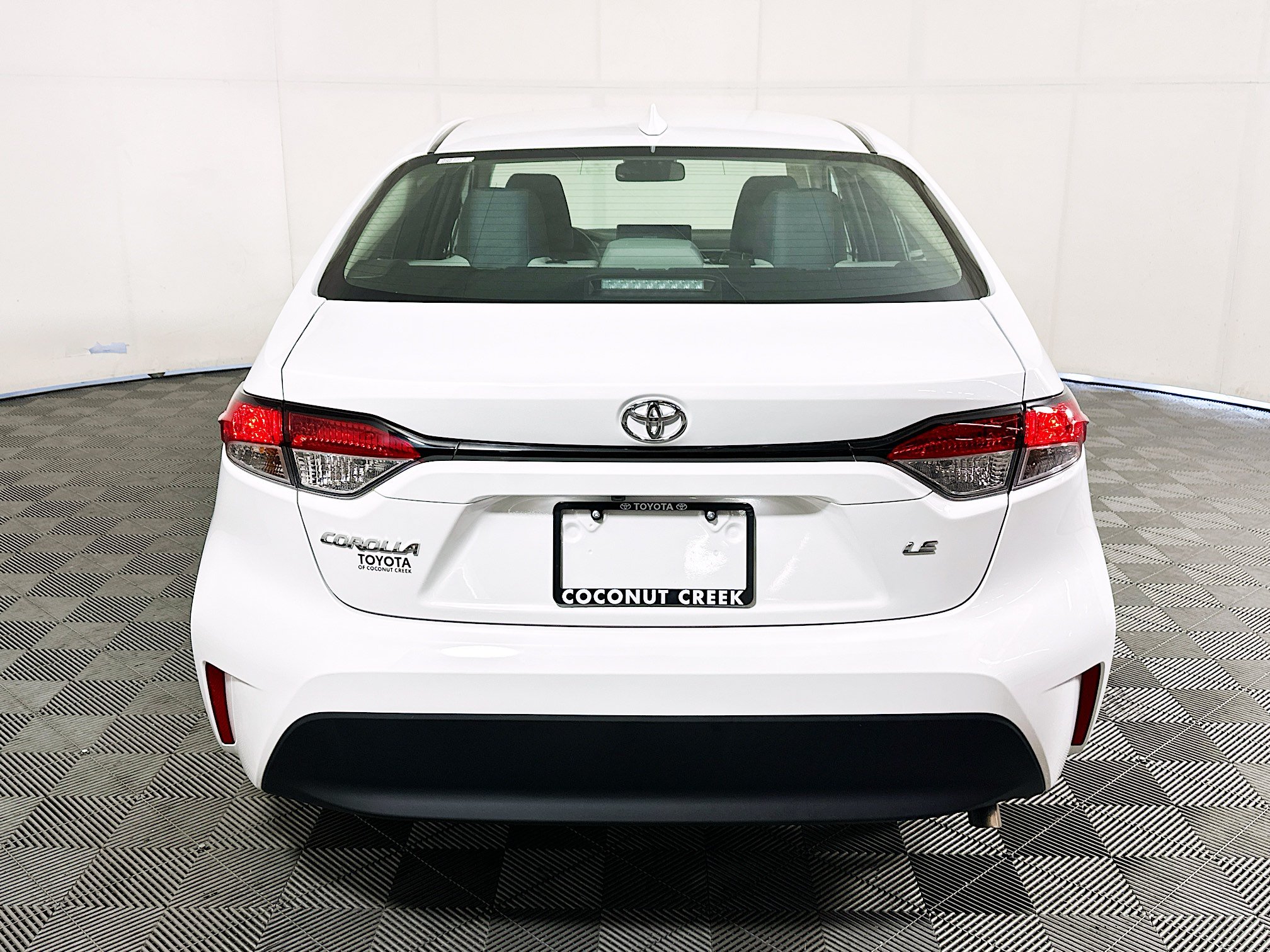 Used 2025 Toyota Corolla LE FWD image 4
