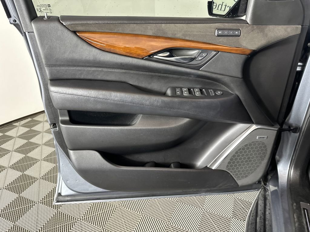 Used 2018 Cadillac Escalade Luxury image 10