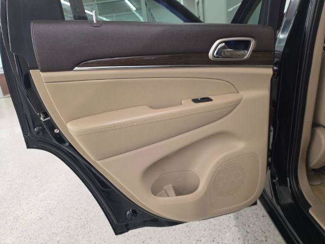 Used 2014 Jeep Grand Cherokee Overland w/ Advanced Technology Group AWD/4WD image 28