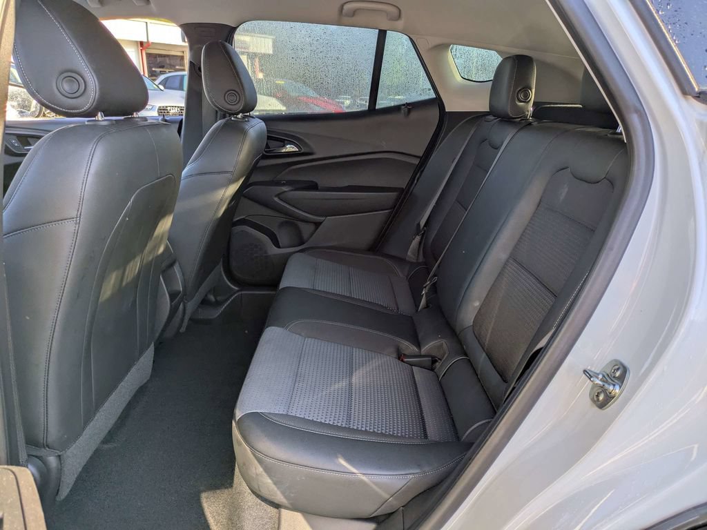 Used 2025 Chevrolet Trax LT w/ LT Convenience Package FWD image 14