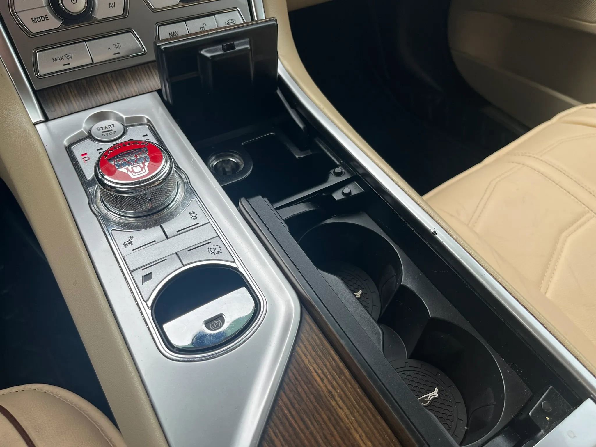 Used 2015 Jaguar XF Premium RWD image 26