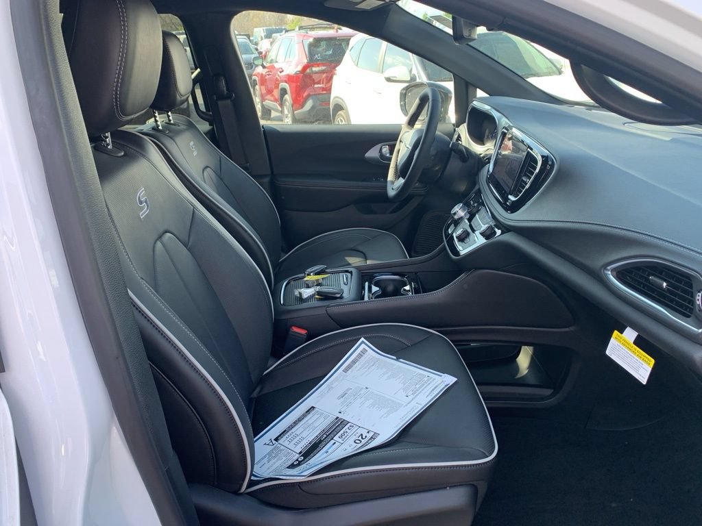 New 2026 Chrysler Pacifica Limited w/ Uconnect Theater Family Group AWD/4WD image 17
