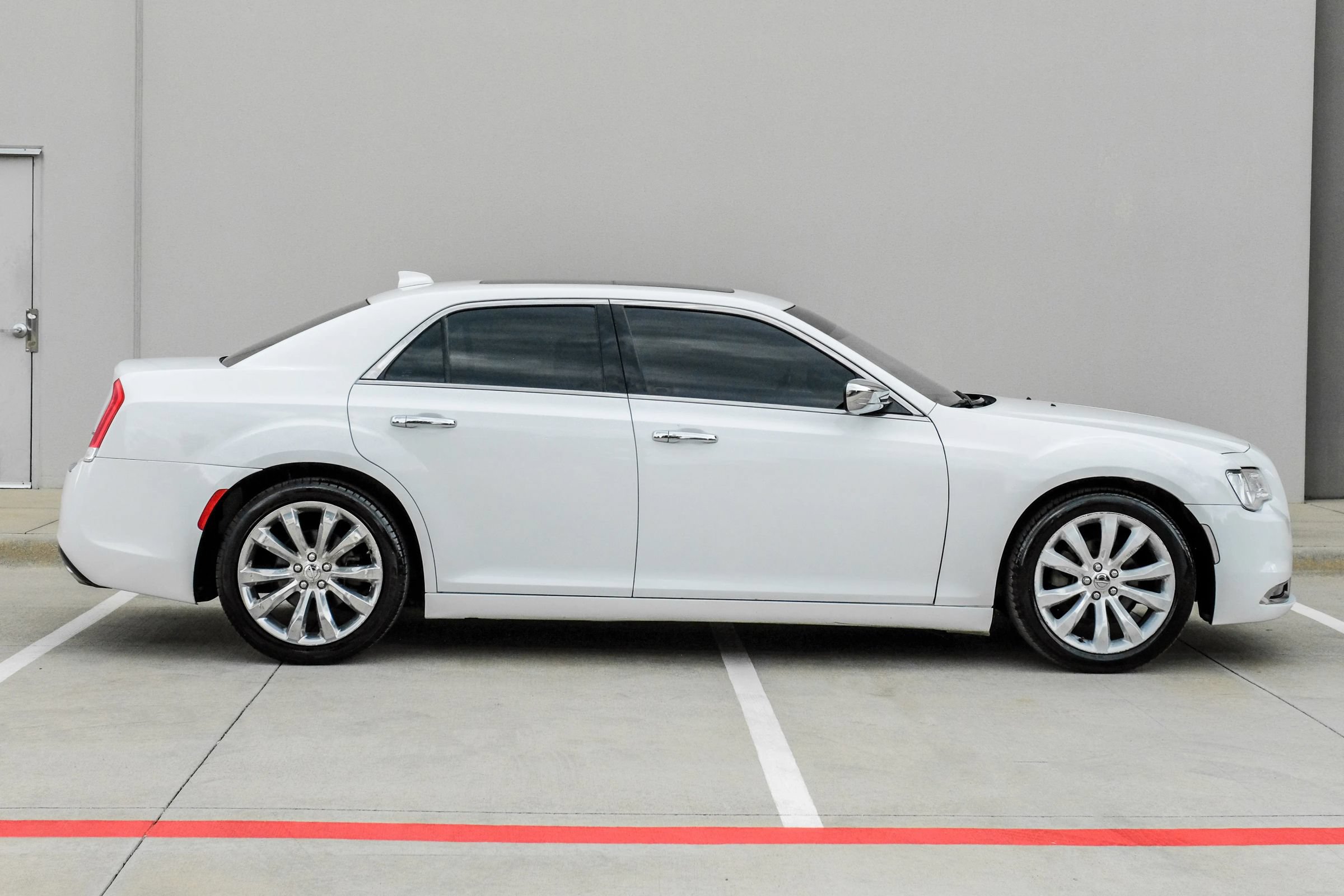 Used 2020 Chrysler 300 Limited RWD image 8