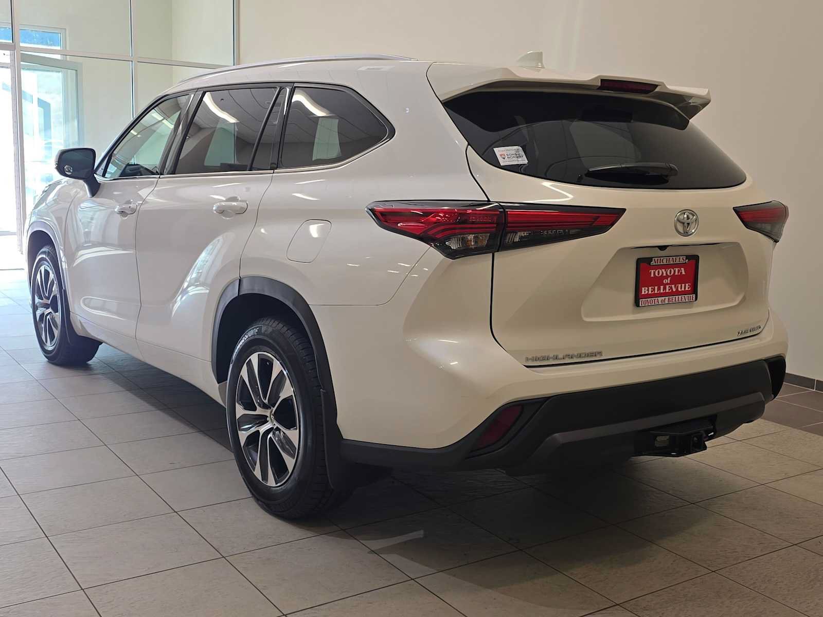 Certified 2020 Toyota Highlander XLE AWD/4WD image 4