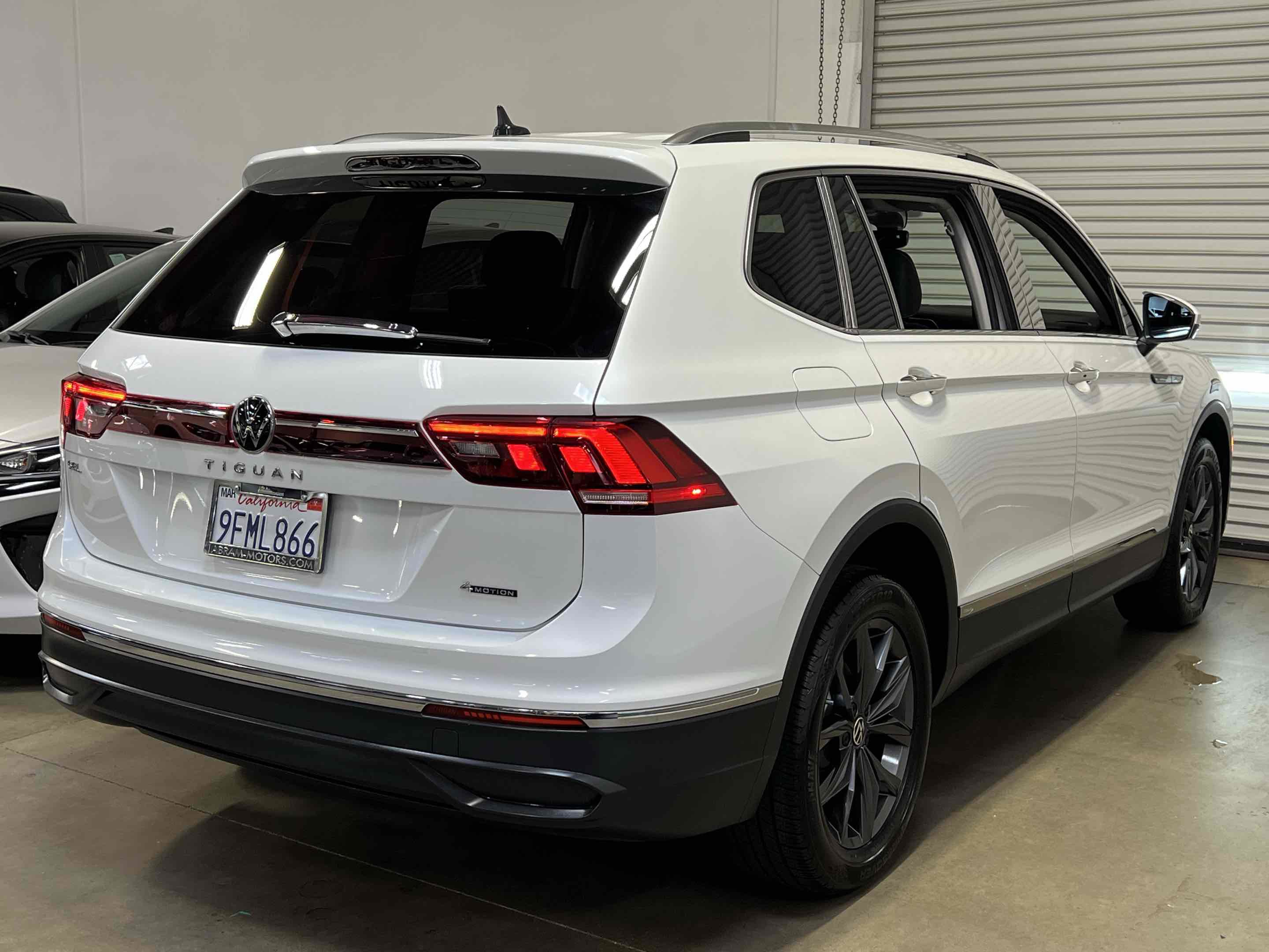 Used 2023 Volkswagen Tiguan SE w/ Panoramic Sunroof Package image 26