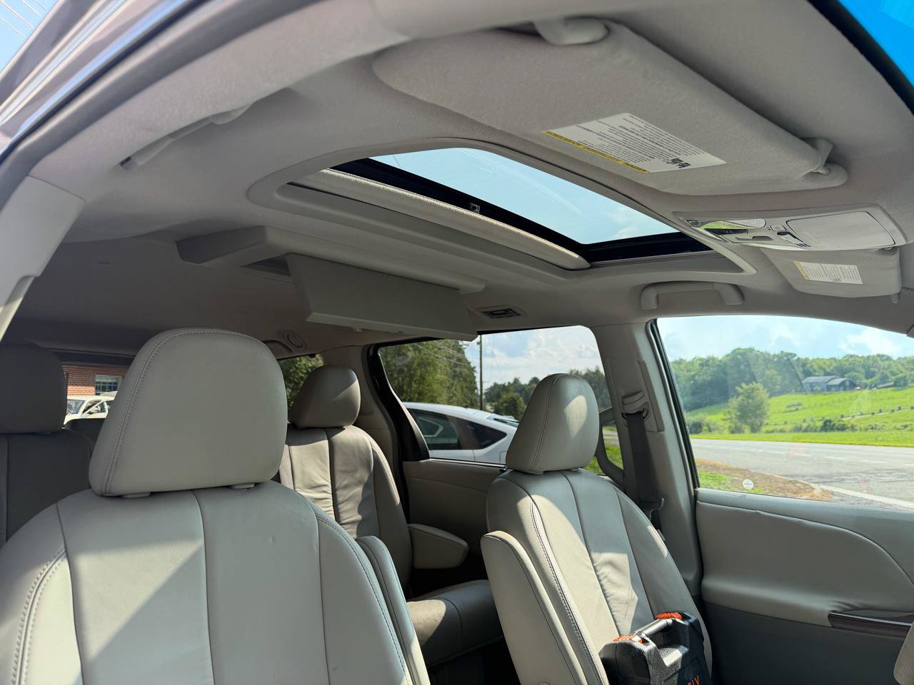 Used 2011 Toyota Sienna XLE w/ Premium Pkg FWD image 27
