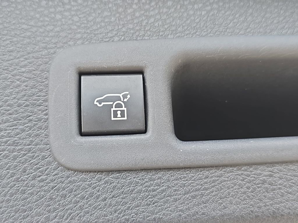 Used 2025 Toyota Sienna XLE FWD image 14