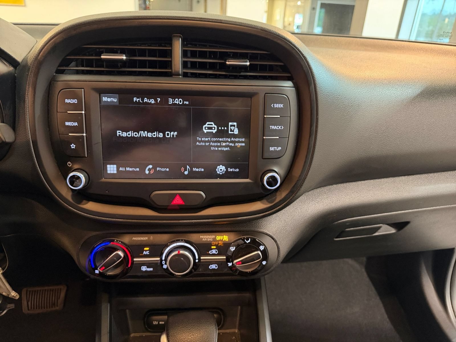 Used 2025 Kia Soul LX w/ LX Technology Package FWD image 17