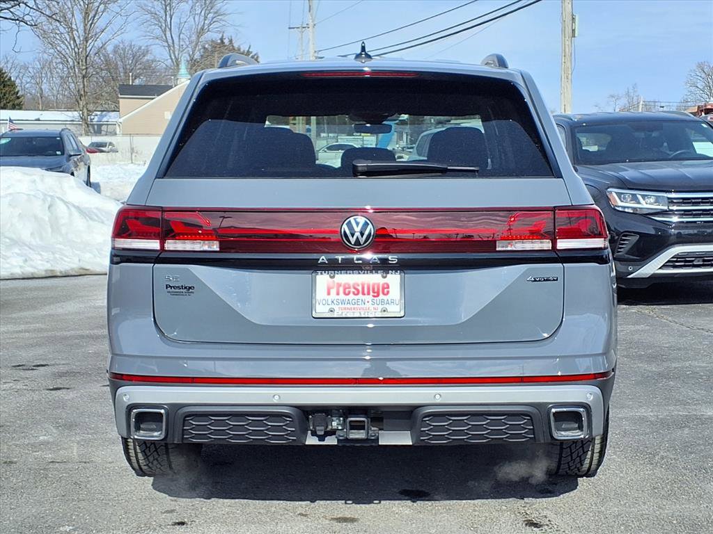 Certified 2025 Volkswagen Atlas Peak Edition SE image 4
