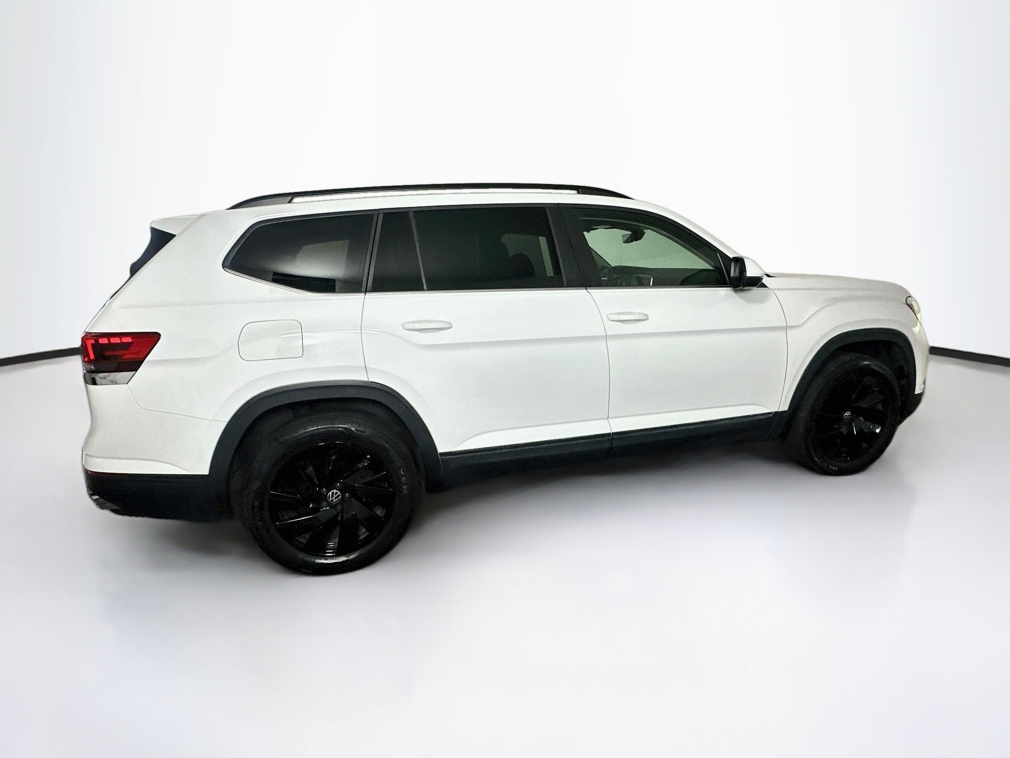 Used 2024 Volkswagen Atlas SE w/ Black Wheel Package FWD image 10
