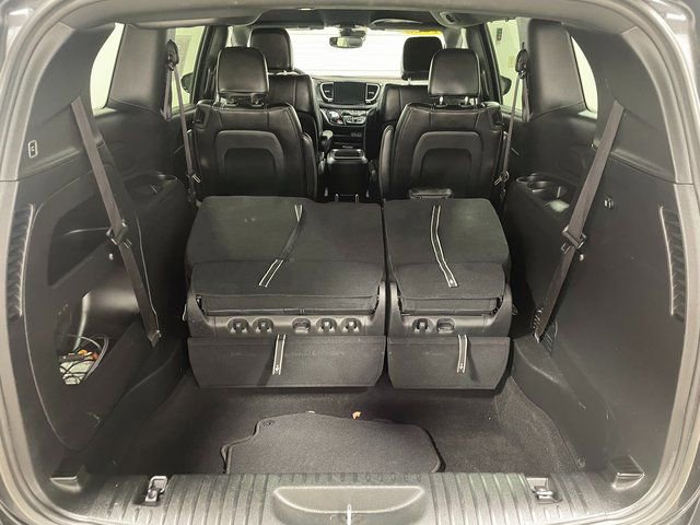 Used 2025 Chrysler Pacifica Select image 23