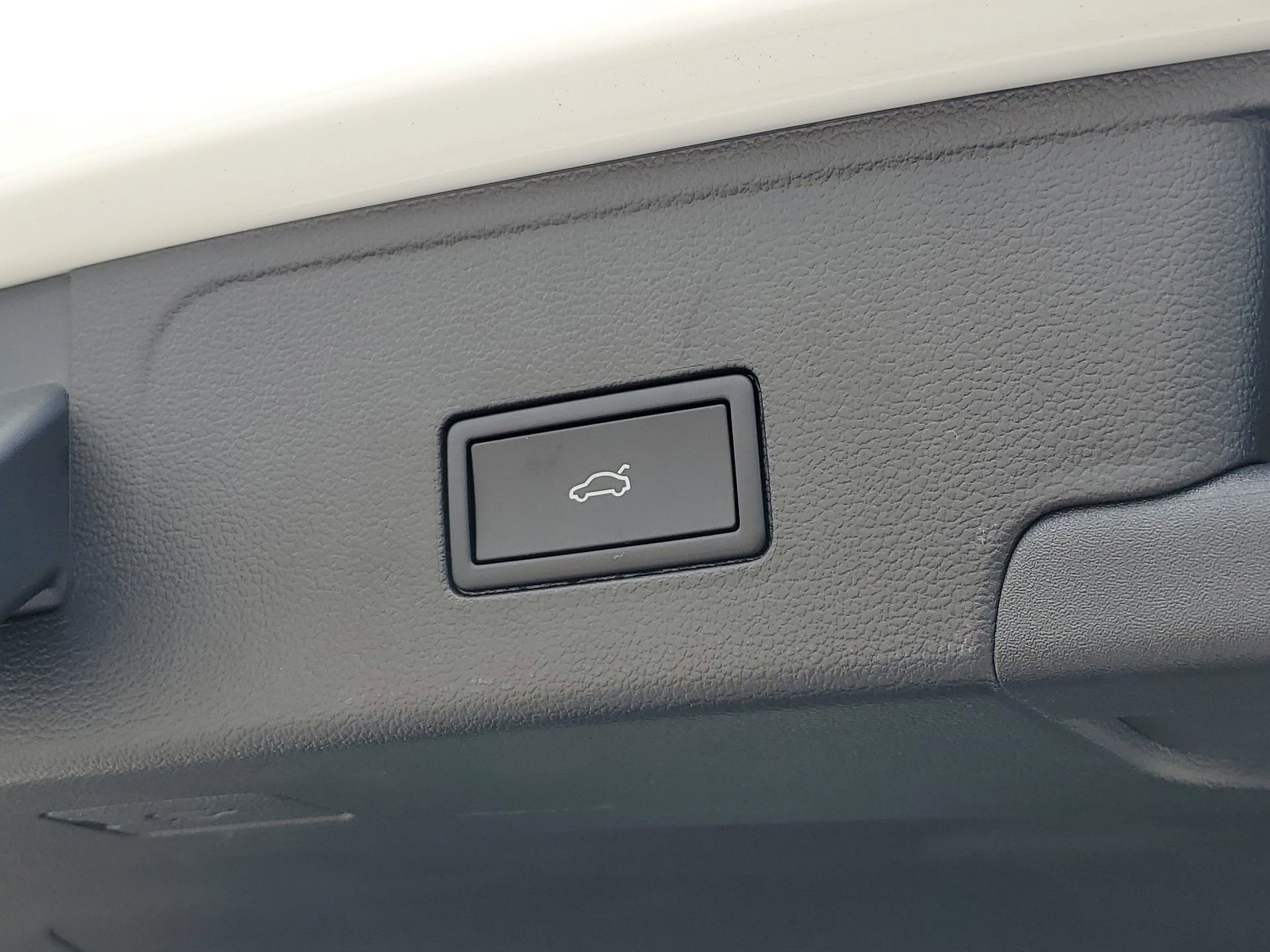 Used 2025 Volkswagen Atlas Cross Sport SE w/ Black Wheel Package image 10