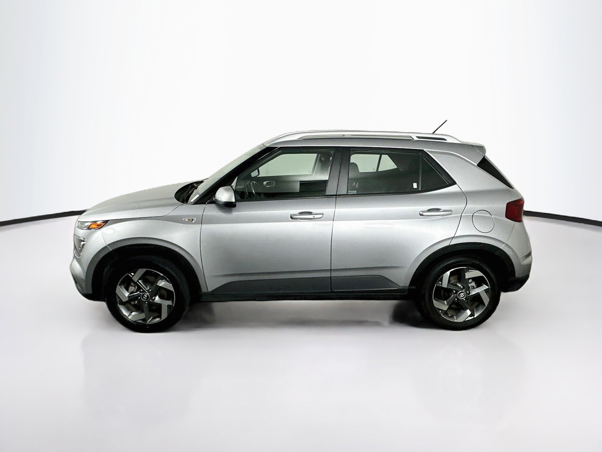 Used 2025 Hyundai Venue SEL FWD image 4