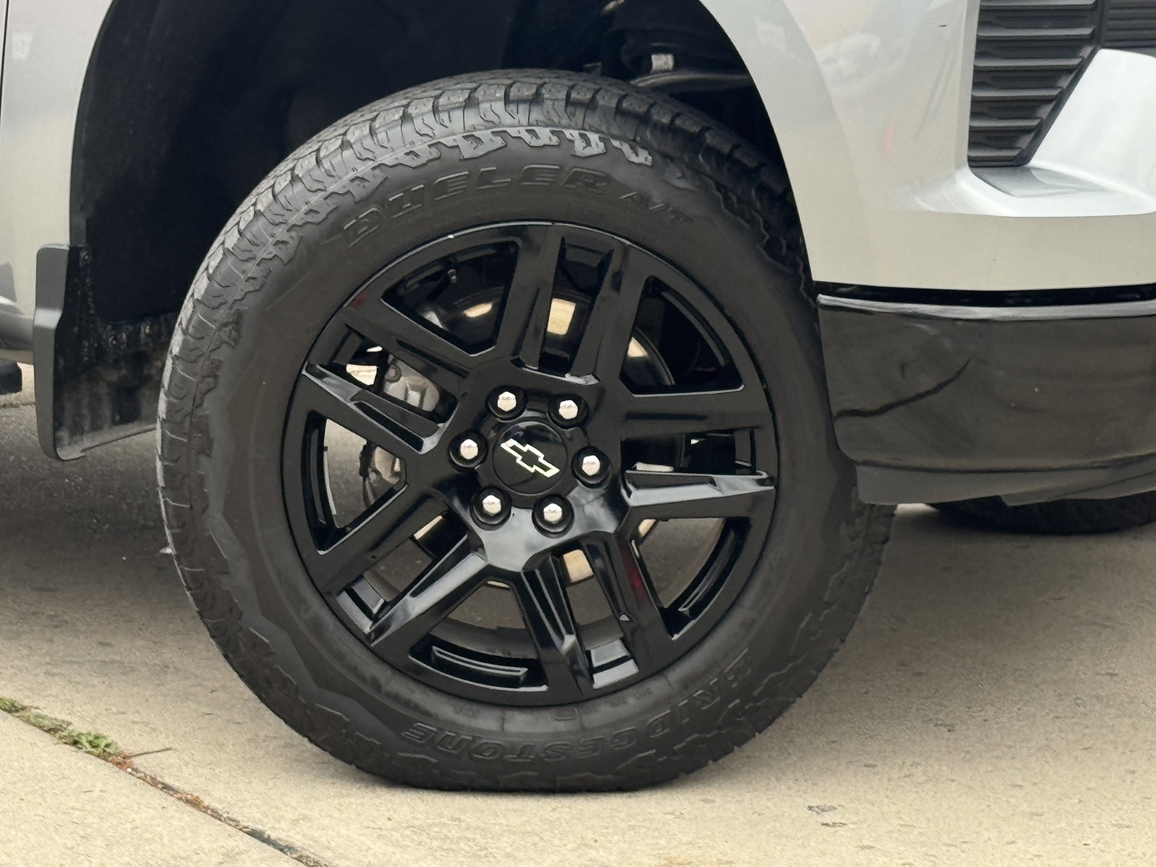 Used 2025 Chevrolet Silverado 1500 LT Trail Boss w/ Convenience Package II image 3