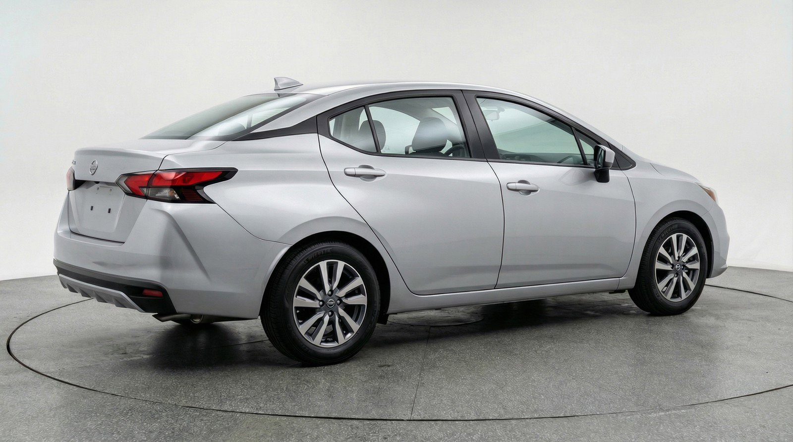 Used 2025 Nissan Versa SV image 9