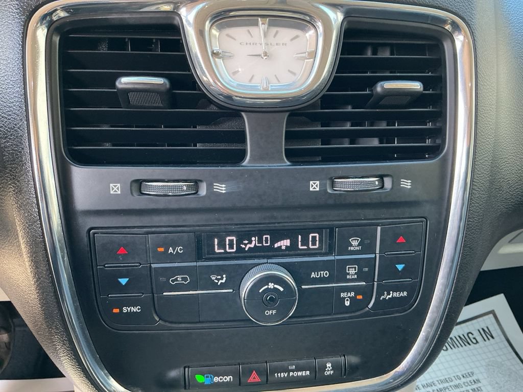 Used 2016 Chrysler Town & Country Touring FWD image 17