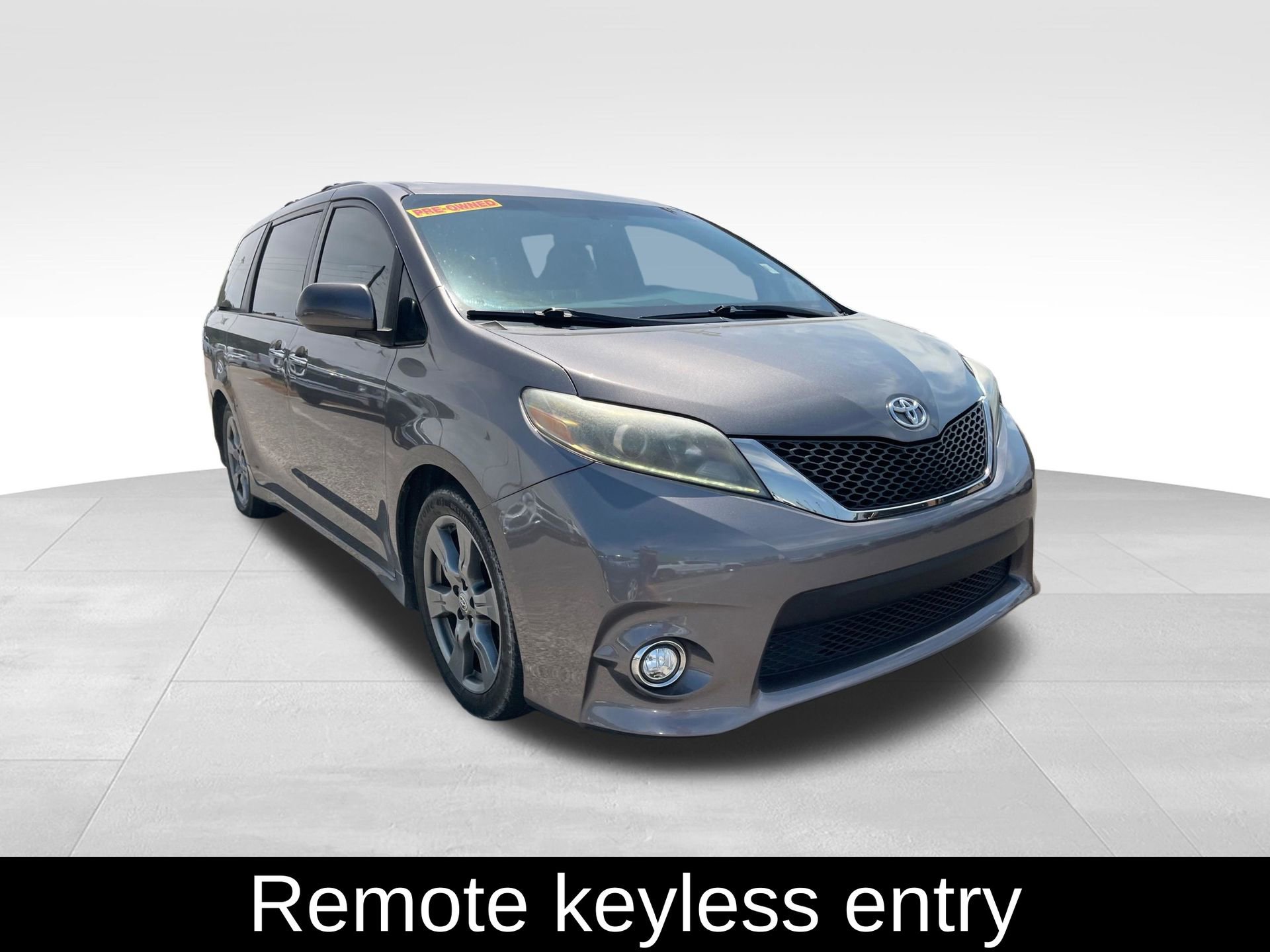 Used 2017 Toyota Sienna SE Premium FWD video 3