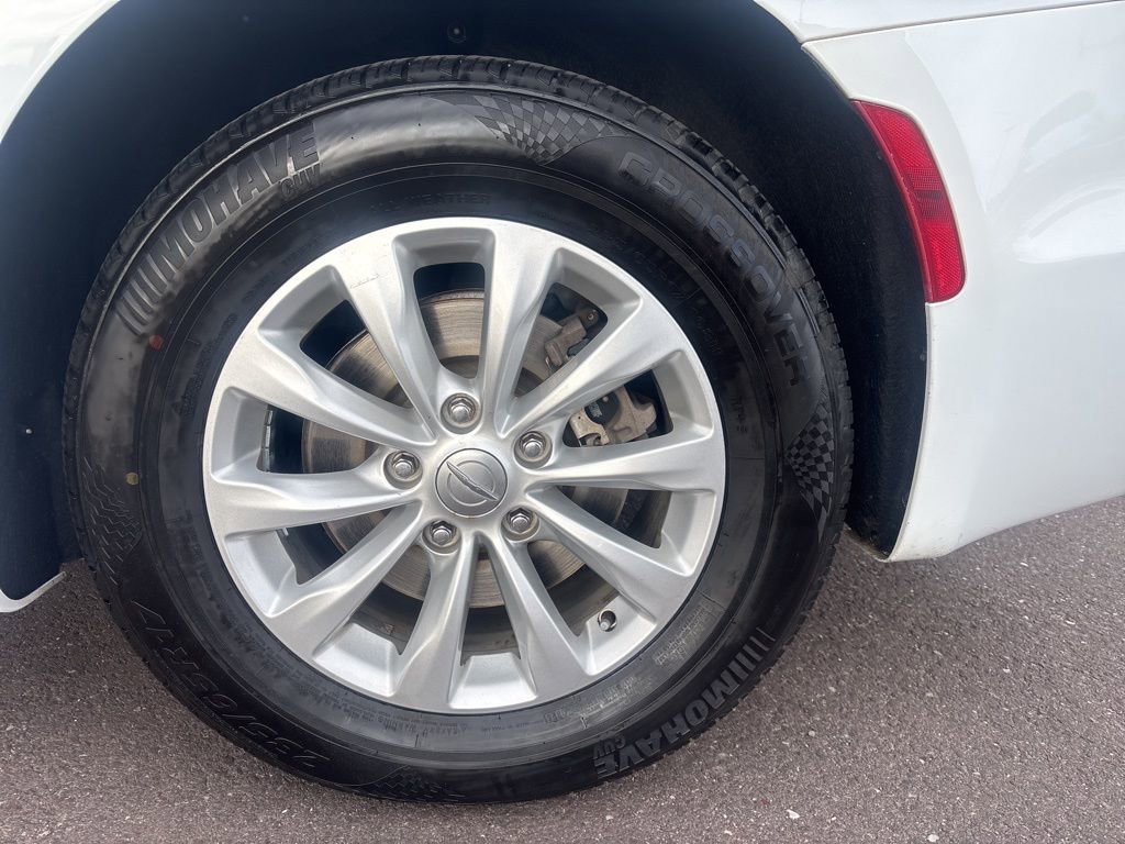 Used 2017 Chrysler Pacifica Touring-L FWD image 33