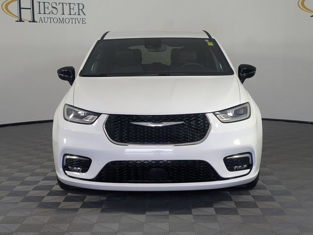 Used 2025 Chrysler Pacifica Select FWD image 3