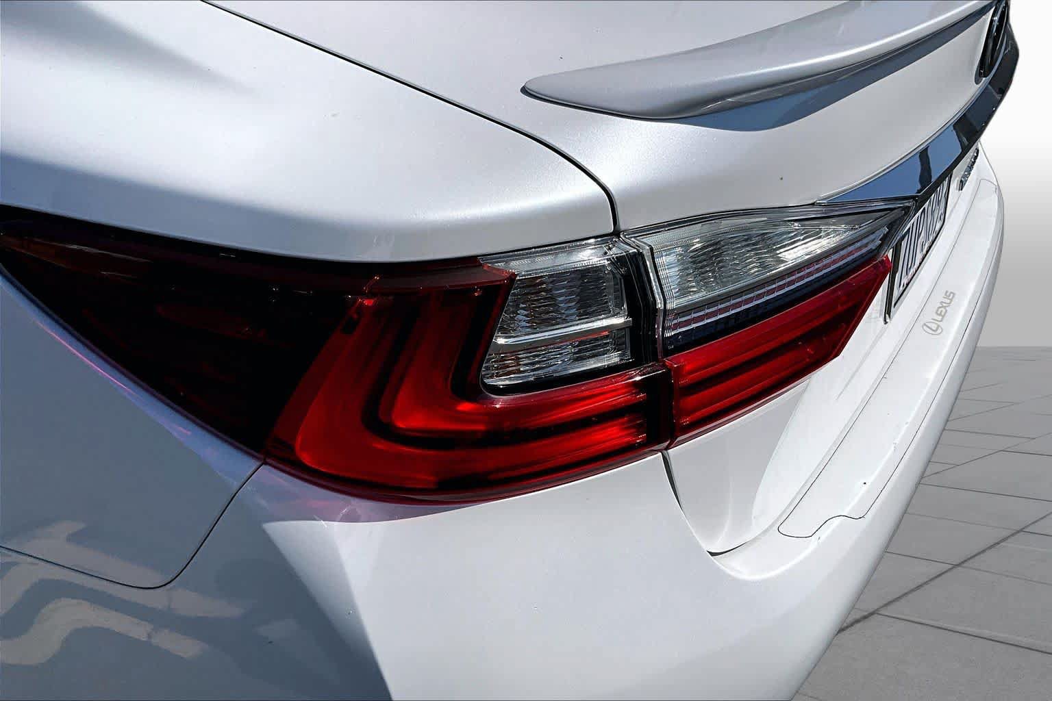 Used 2016 Lexus ES 300h w/ Navigation System Package FWD image 28