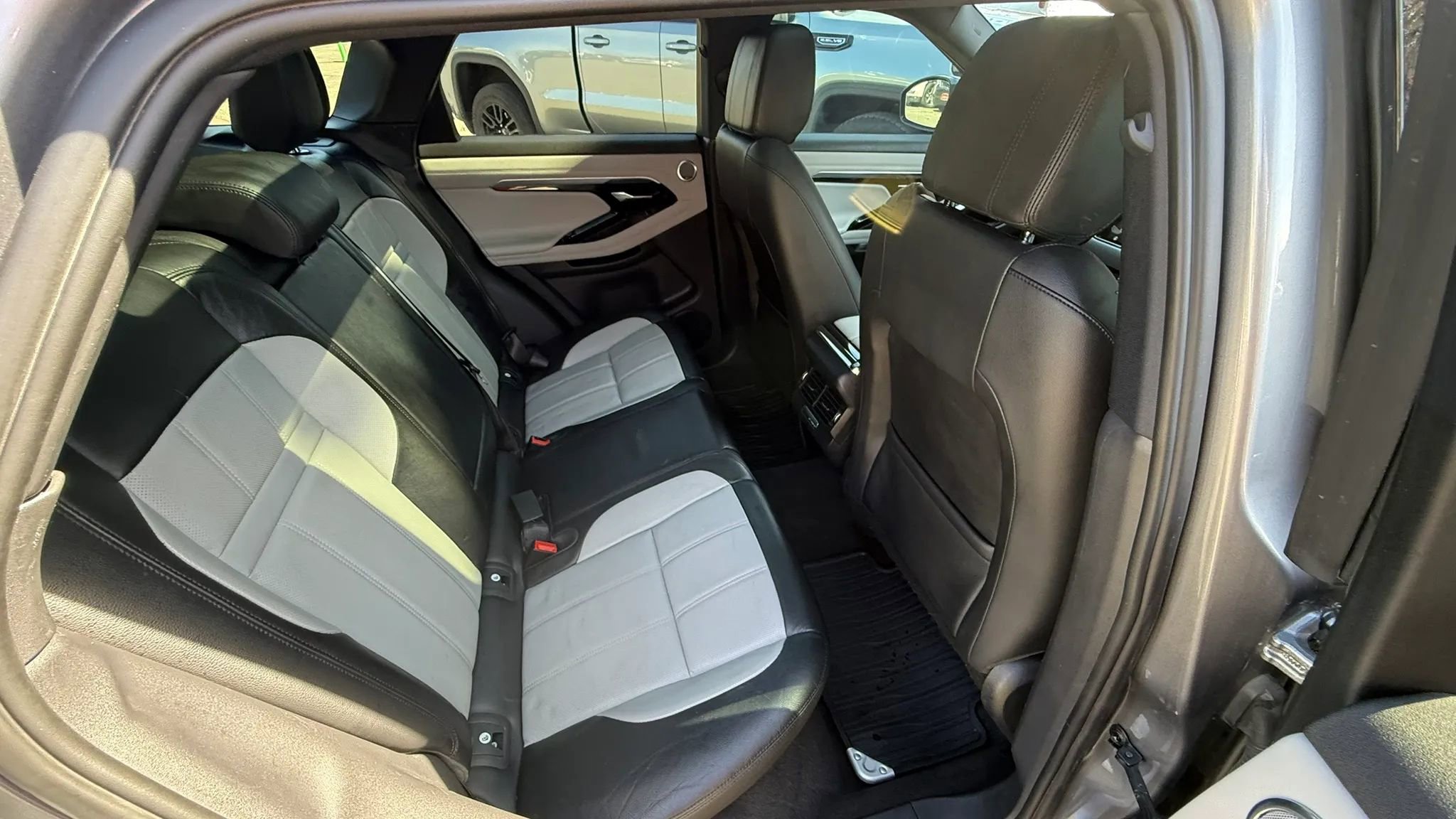 Used 2020 Land Rover Range Rover Evoque R-Dynamic SE image 31