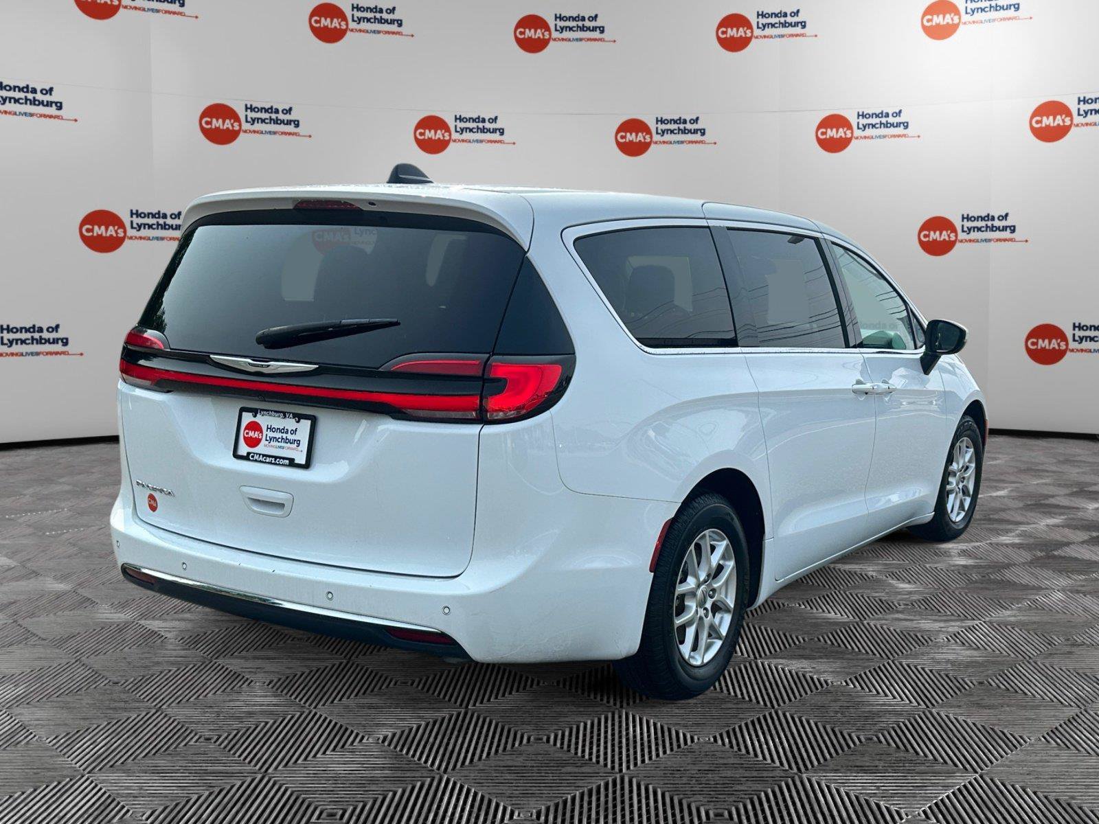 Used 2023 Chrysler Pacifica Touring-L FWD image 5