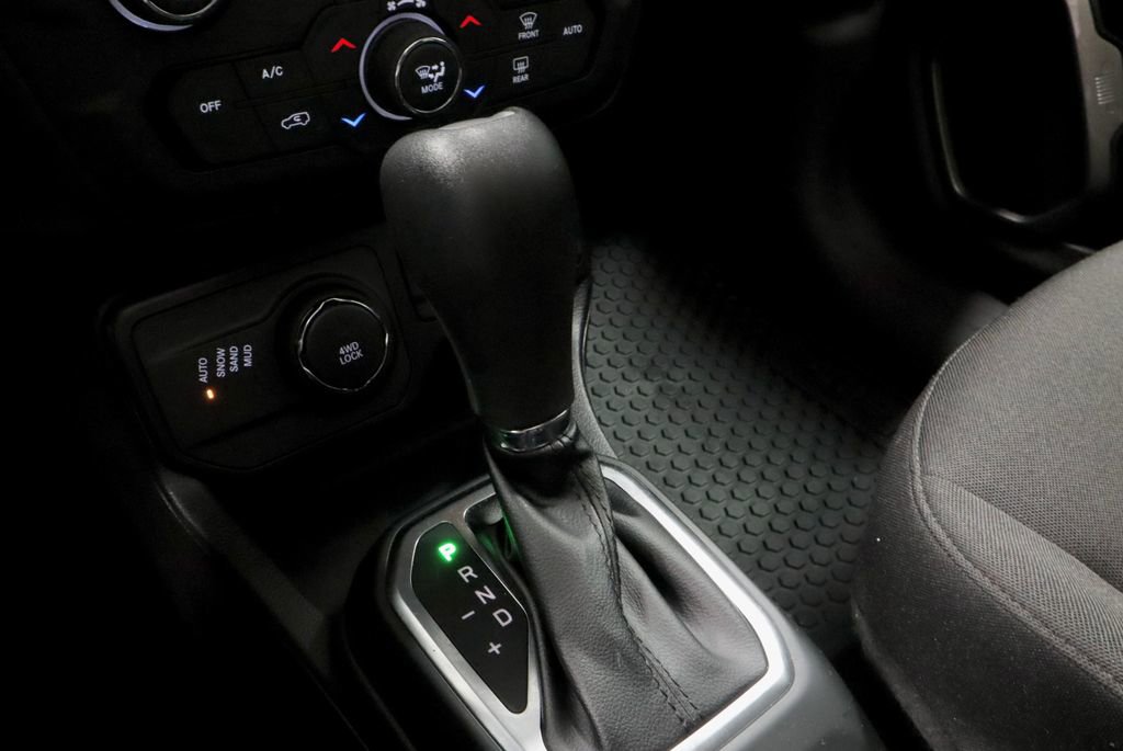 Used 2023 Jeep Renegade Latitude w/ Sun & Fun Group image 33