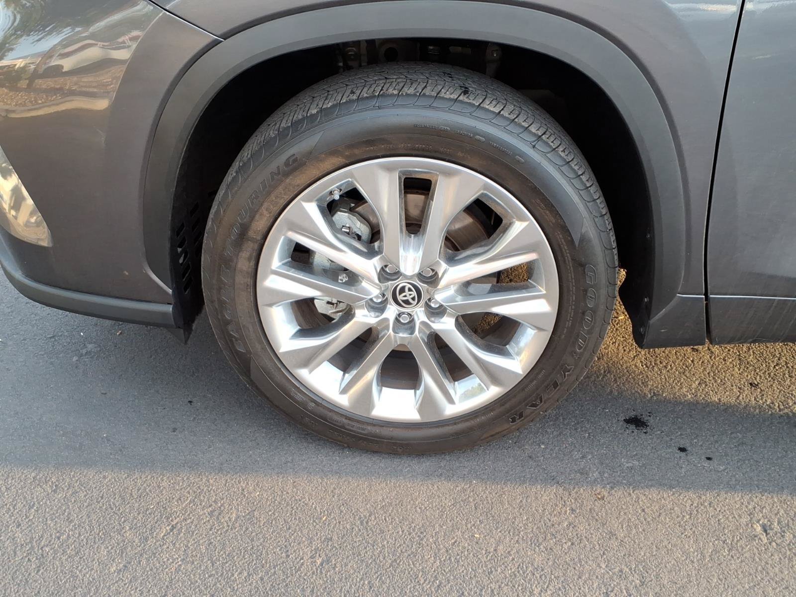 Certified 2024 Toyota Highlander Limited FWD image 8