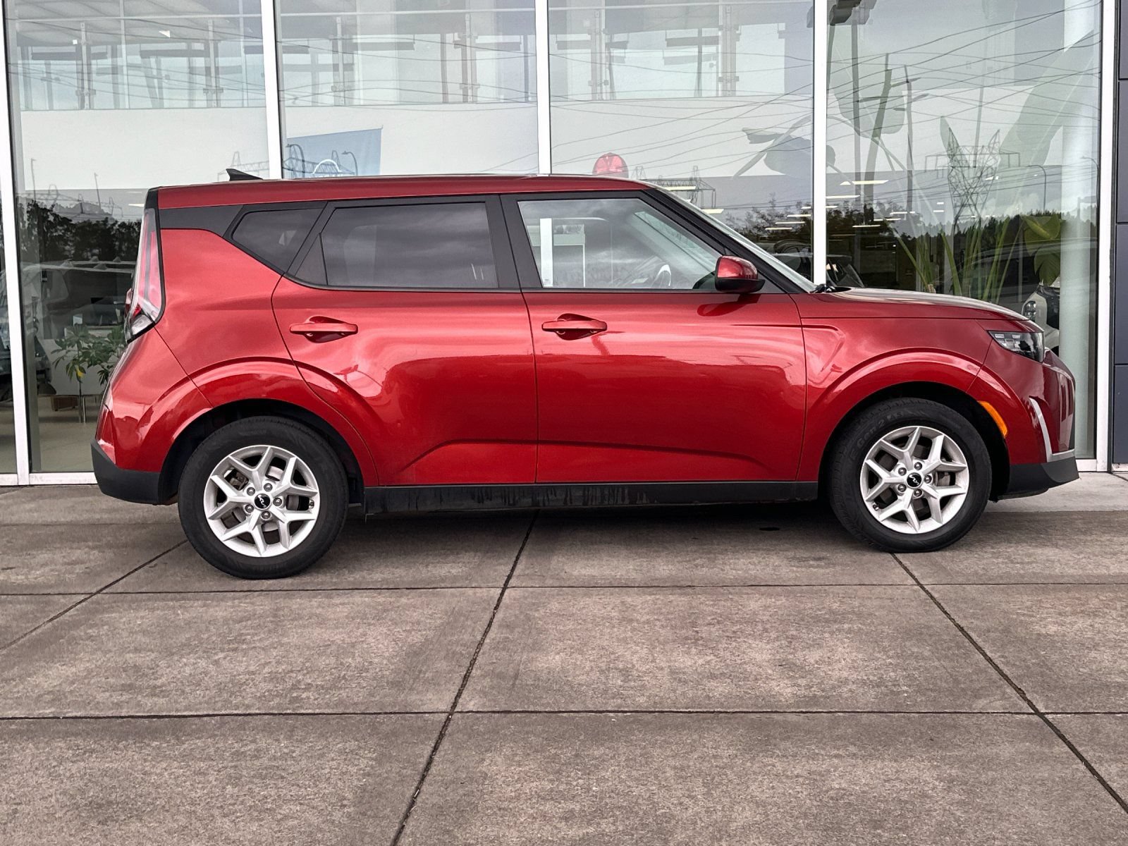 Used 2023 Kia Soul LX w/ LX Technology Package FWD image 2