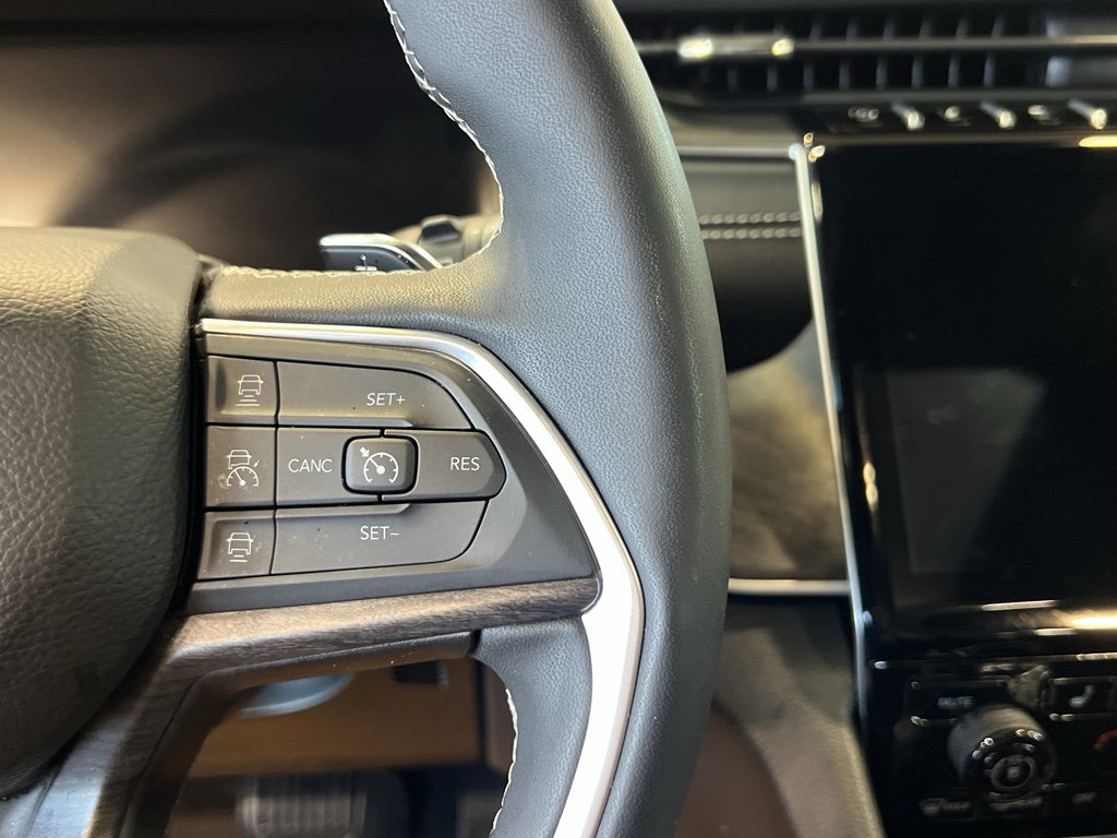 Used 2025 Jeep Grand Cherokee Limited w/ Luxury Tech Group II image 34