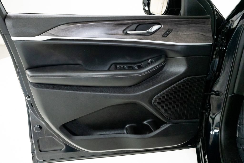 Used 2024 Jeep Grand Cherokee Limited w/ Trailer Tow Package image 9