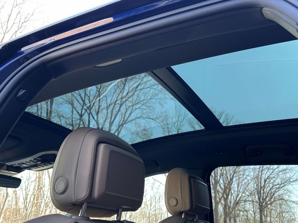 Certified 2026 Porsche Macan AWD/4WD image 17