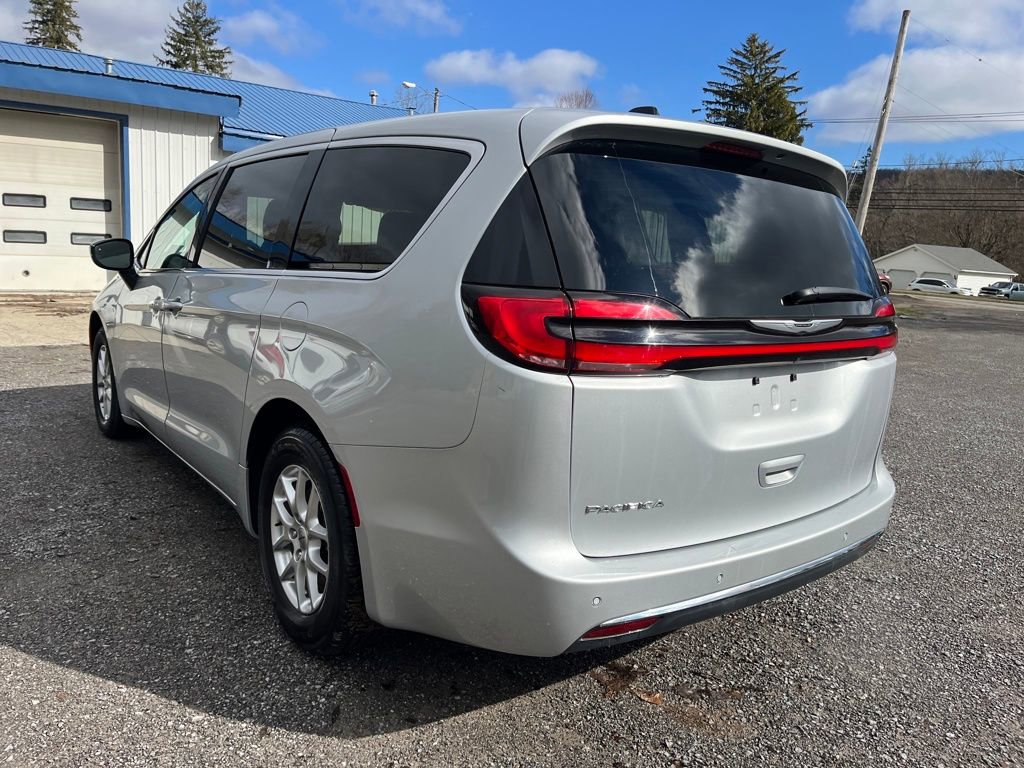 Used 2024 Chrysler Pacifica Touring-L image 9