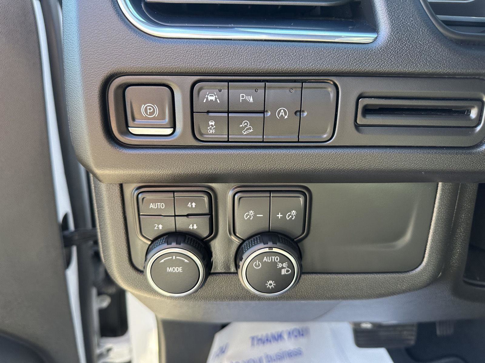 Used 2023 Chevrolet Suburban Premier image 25