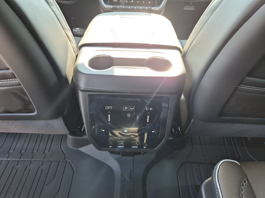 New 2026 GMC Yukon Denali Ultimate w/ LPO, Illumination Package AWD/4WD image 31