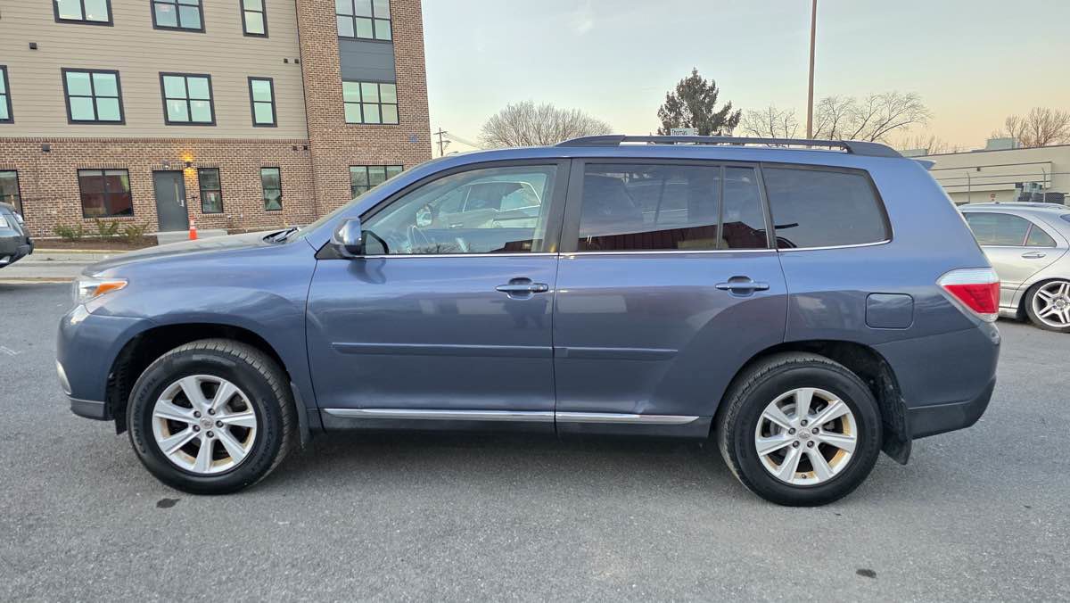 Used 2012 Toyota Highlander SE w/ Tow Pkg image 4