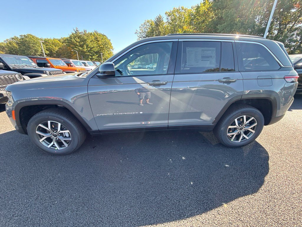 New 2027 Jeep Grand Cherokee Laredo X AWD/4WD image 2