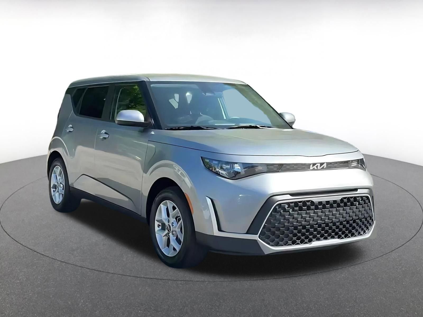 Used 2025 Kia Soul LX w/ LX Technology Package FWD image 3