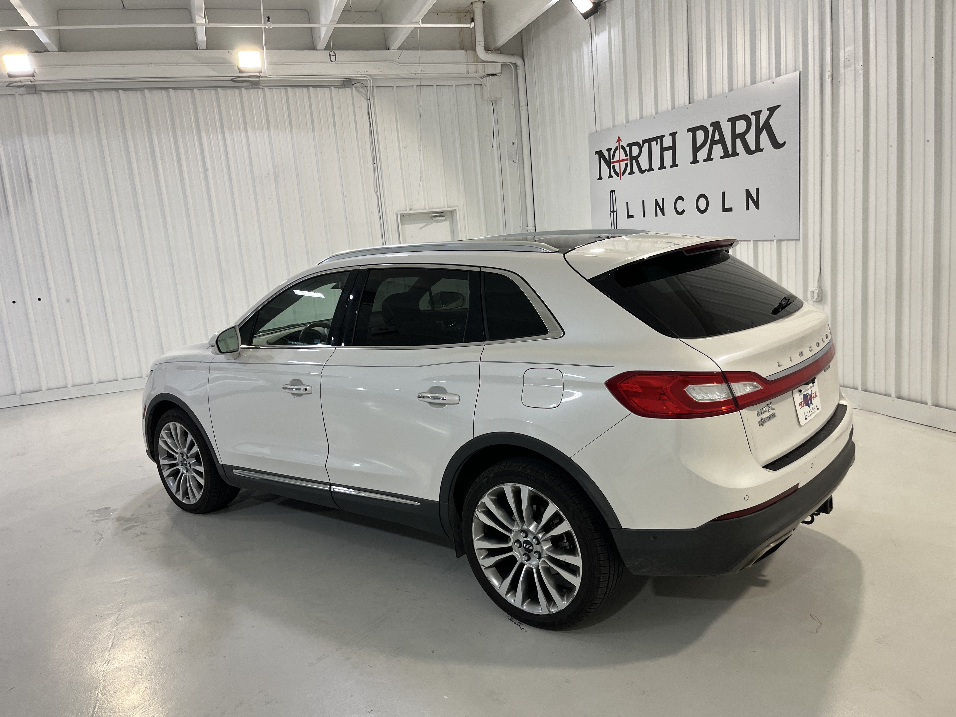 Used 2016 Lincoln MKX Reserve w/ Luxury Package AWD/4WD image 26