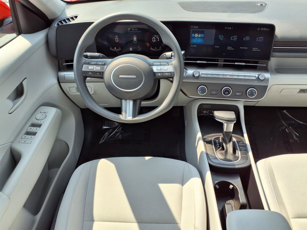 Used 2025 Hyundai Kona SE image 2
