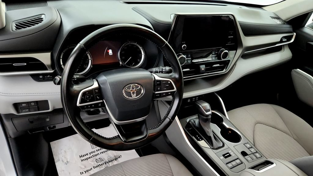 Used 2023 Toyota Highlander LE AWD/4WD image 25