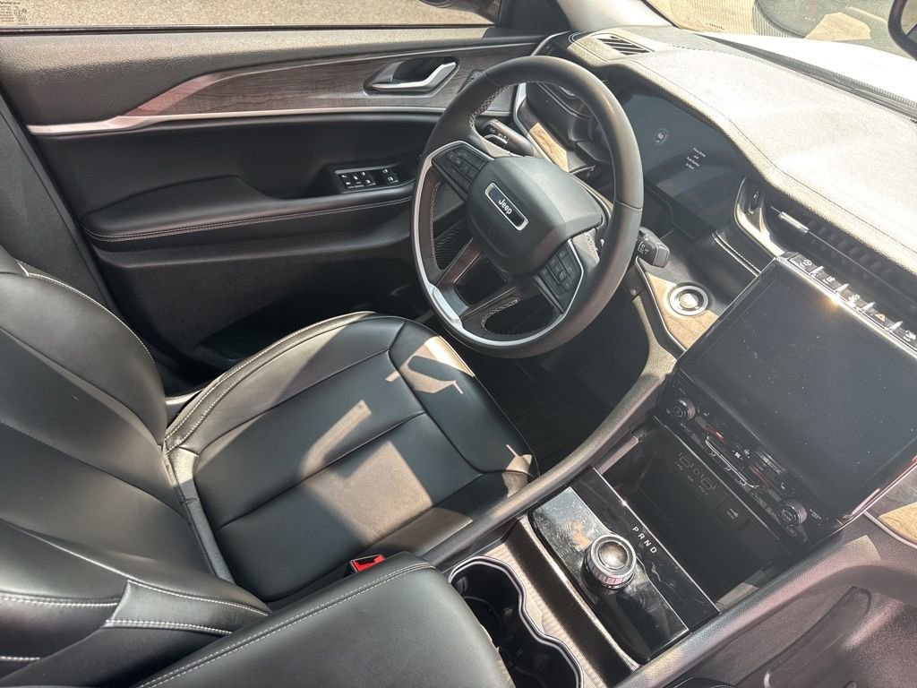 Used 2024 Jeep Grand Cherokee Limited w/ Black Appearance Package image 30