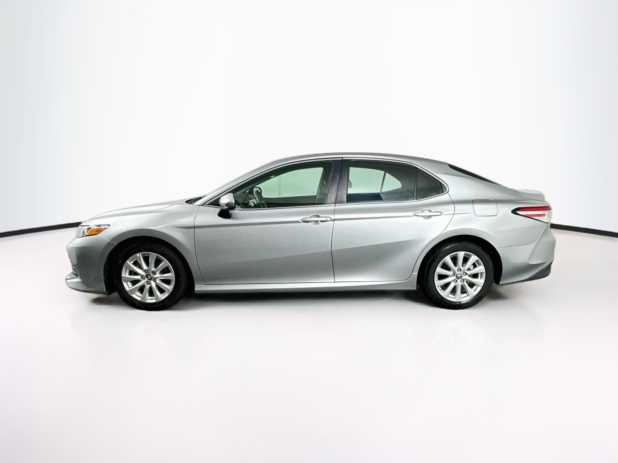 Used 2018 Toyota Camry LE FWD image 4