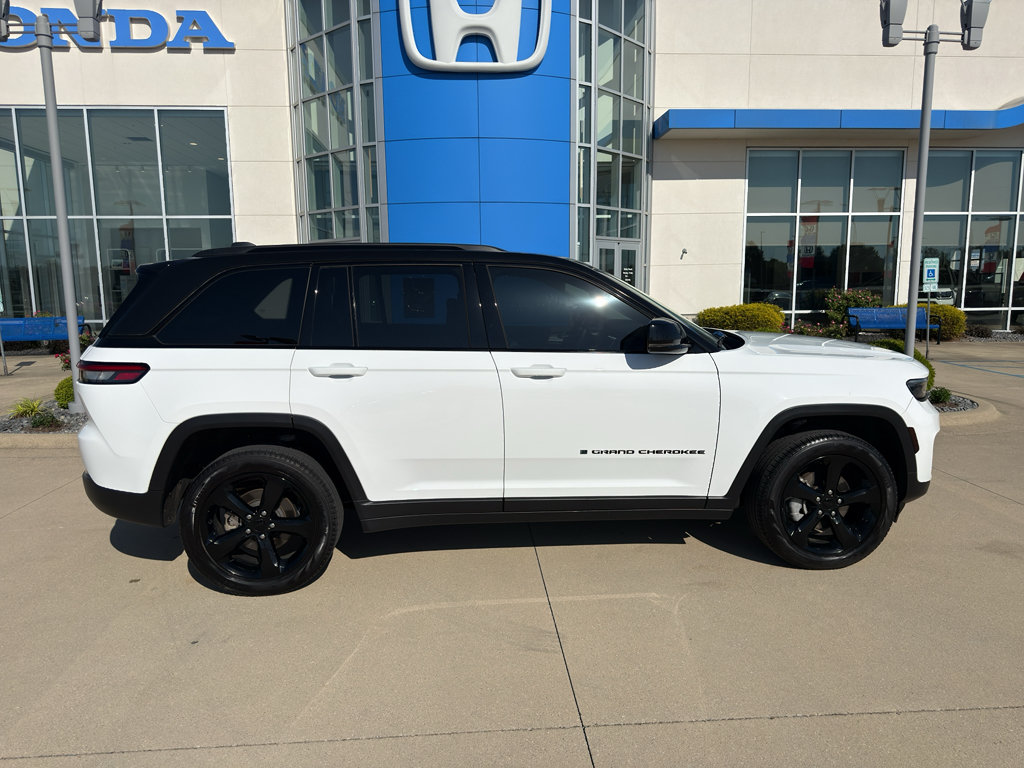 Used 2023 Jeep Grand Cherokee Limited w/ Black Appearance Package AWD/4WD image 4
