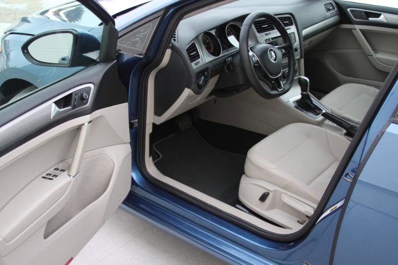 Used 2015 Volkswagen Golf S image 21