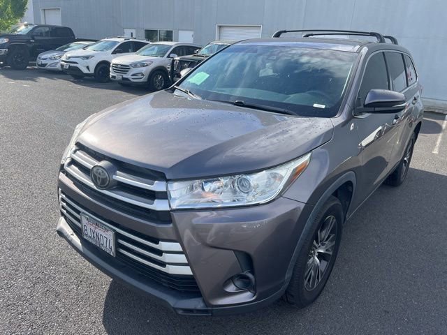 Used 2019 Toyota Highlander LE w/ Carpet Mat Package (TMS) FWD image 3